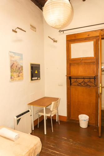 Habitación Doble con baño compartido - 2 camas del hotel La Casa Encantada. Foto 1