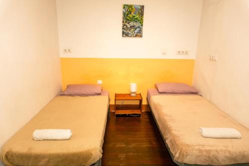 Habitación Doble con baño compartido - 2 camas del hotel La Casa Encantada. Foto 2