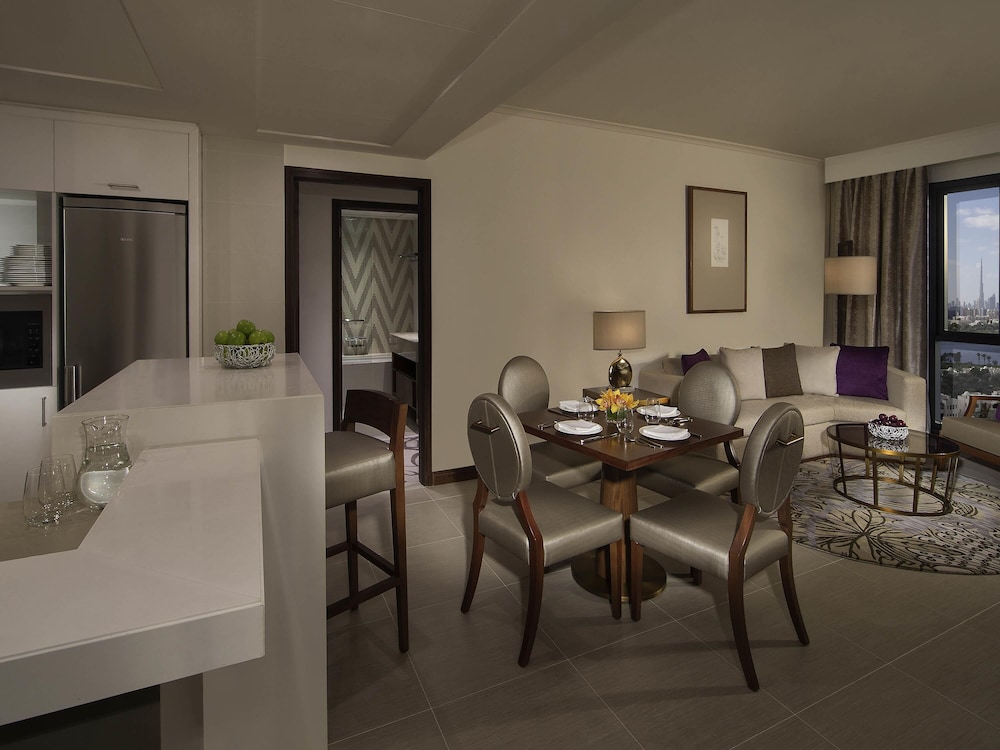 Apartamento de 2 dormitorios, 1 cama king size y 2 camas individuales, vistas a la ciudad del hotel Pullman Dubai Creek City Centre Residences