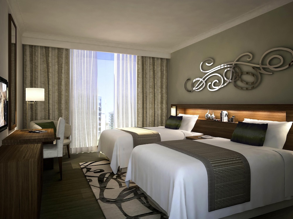 Apartamento de 2 dormitorios, 1 cama king size y 2 camas individuales, vistas a la ciudad del hotel Pullman Dubai Creek City Centre Residences. Foto 3