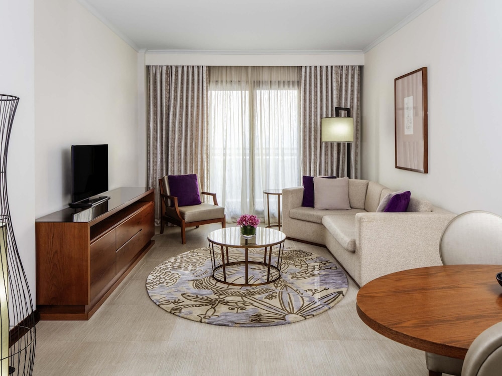Apartamento de 2 dormitorios, 1 cama king size y 2 camas individuales, vistas a la ciudad del hotel Pullman Dubai Creek City Centre Residences. Foto 4