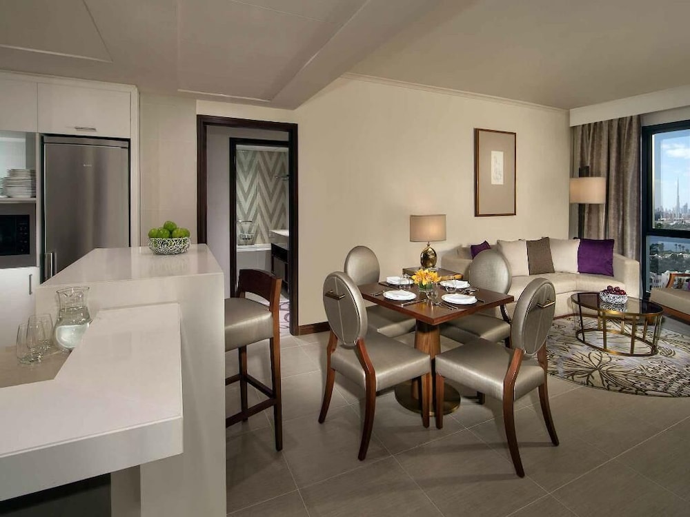 Apartamento de 2 dormitorios, 1 cama king size y 2 camas individuales, vistas a la ciudad del hotel Pullman Dubai Creek City Centre Residences. Foto 6