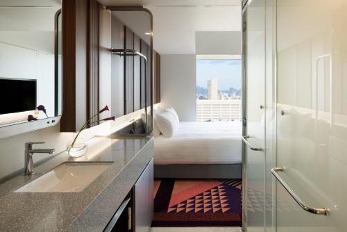 Alojamiento Superior - 1 cama extragrande del hotel GROOVE SHINJUKU, A PARKROYAL Hotel. Foto 1