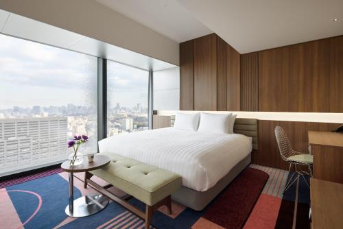 Habitación Premier con cama supletoria - 1 cama extragrande del hotel GROOVE SHINJUKU, A PARKROYAL Hotel