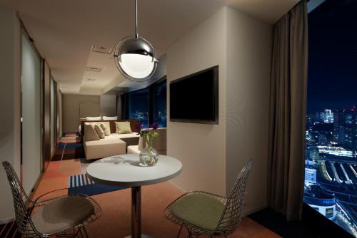 Suite Premier con cama extragrande del hotel GROOVE SHINJUKU, A PARKROYAL Hotel