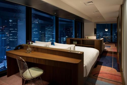 Suite Premier con cama extragrande del hotel GROOVE SHINJUKU, A PARKROYAL Hotel. Foto 1