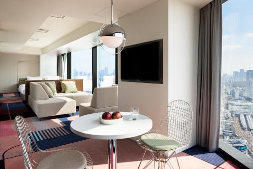 Suite Premier con cama extragrande del hotel GROOVE SHINJUKU, A PARKROYAL Hotel. Foto 2