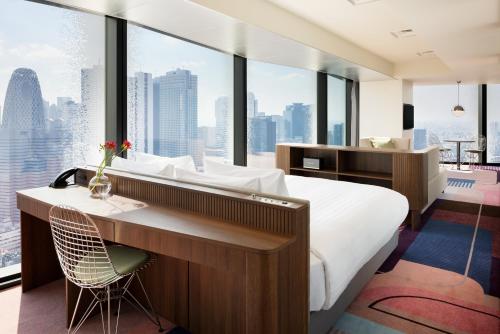 Suite Premier con cama extragrande del hotel GROOVE SHINJUKU, A PARKROYAL Hotel. Foto 3