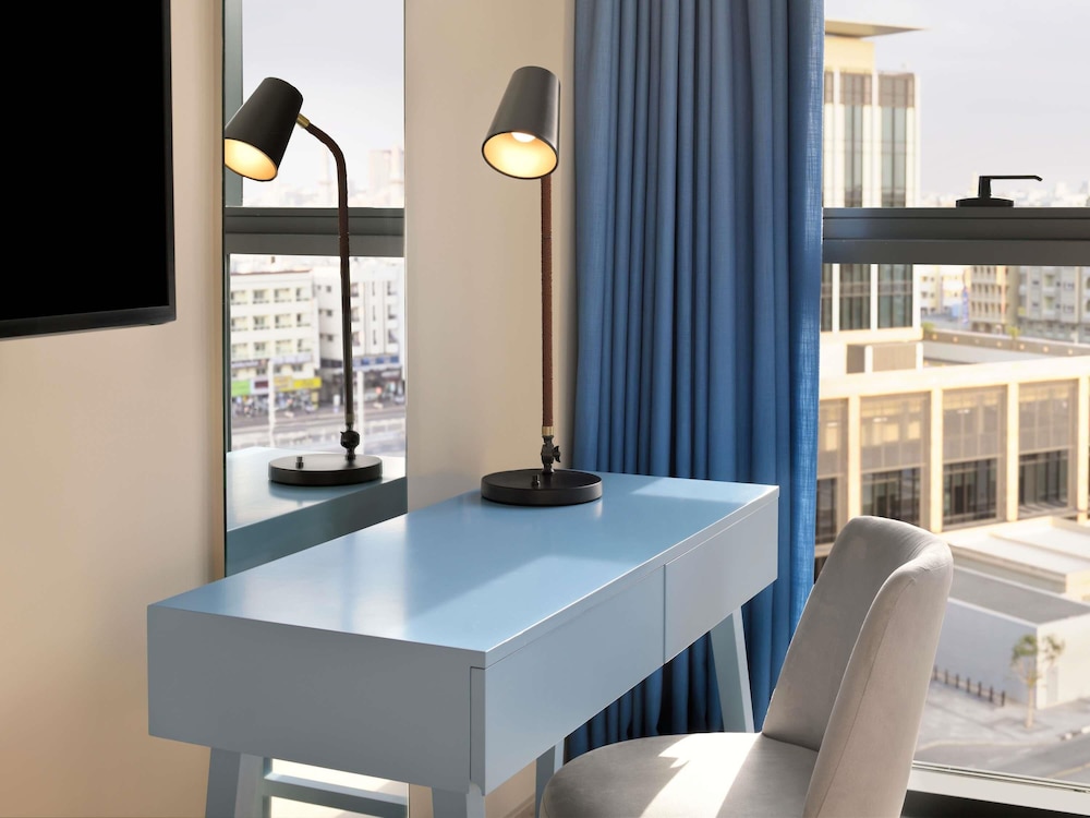 Habitación Superior con vistas a la ciudad del hotel Mercure Dubai Deira. Foto 3