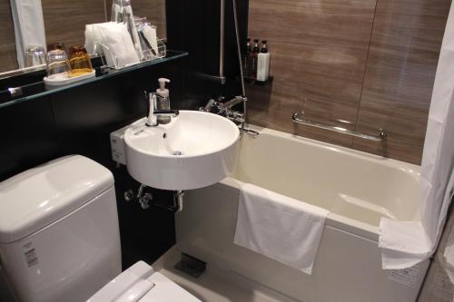 Habitación Triple Superior con acceso al salón - No fumadores del hotel Elcient Osaka. Foto 3