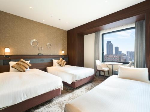 Habitación Triple Superior con acceso al salón - No fumadores del hotel Elcient Osaka. Foto 4
