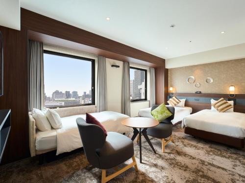 Habitación Triple Deluxe con acceso al salón - No fumadores del hotel Elcient Osaka. Foto 4