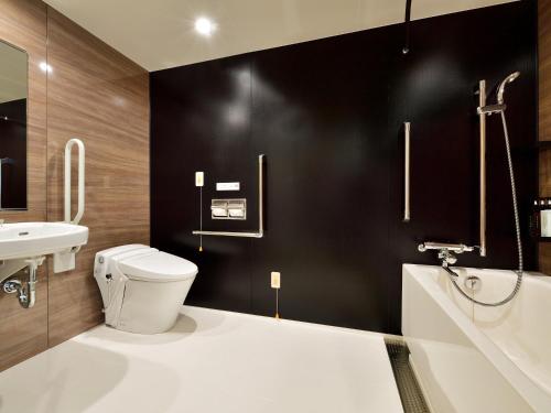 Habitación doble con 2 camas con acceso al salón adaptada para personas con discapacidad del hotel Elcient Osaka