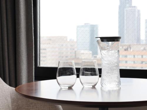 Habitación doble con 2 camas con acceso al salón adaptada para personas con discapacidad del hotel Elcient Osaka. Foto 1