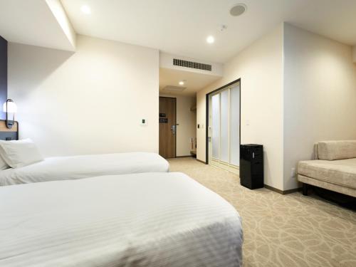 Habitación doble con 2 camas con acceso al salón adaptada para personas con discapacidad del hotel Elcient Osaka. Foto 3