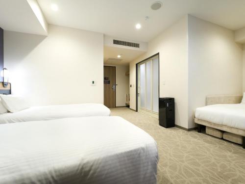 Habitación triple con acceso al salón adaptada para personas con discapacidad del hotel Elcient Osaka. Foto 3