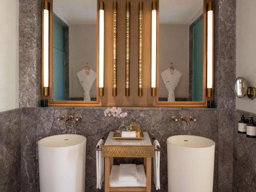 Two - Bedroom Suite with One King Bed, Two Single Beds, Panoramic View and Terrace del hotel Fairmont Tazi Palace Tangier. Foto 1