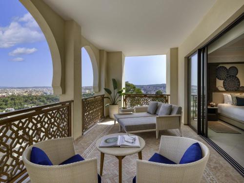 Suite Junior con cama extragrande y vistas panorámicas del hotel Fairmont Tazi Palace Tangier. Foto 2