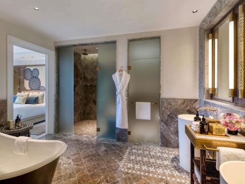 Suite Junior con cama extragrande del hotel Fairmont Tazi Palace Tangier. Foto 5