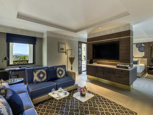 Suite Junior con cama extragrande y vistas panorámicas del hotel Fairmont Tazi Palace Tangier. Foto 5