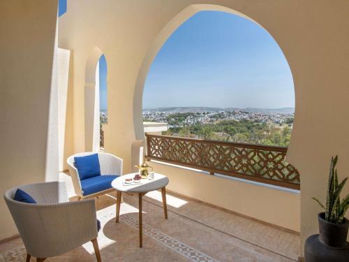 Two - Bedroom Apartment with One King Bed, Two Single Beds, Panoramic View and Terrace del hotel Fairmont Tazi Palace Tangier. Foto 3