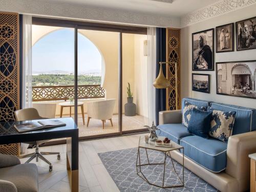 Two - Bedroom Apartment with One King Bed, Two Single Beds, Panoramic View and Terrace del hotel Fairmont Tazi Palace Tangier. Foto 4