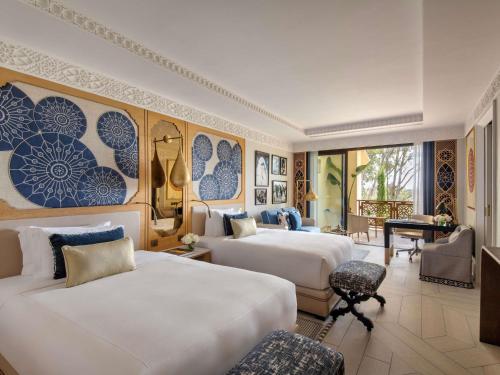 Two - Bedroom Suite with One King Bed, Two Single Beds, Panoramic View and Terrace del hotel Fairmont Tazi Palace Tangier. Foto 3