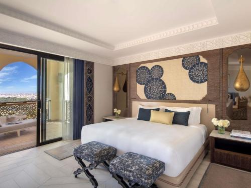Two - Bedroom Suite with One King Bed, Two Single Beds, Panoramic View and Terrace del hotel Fairmont Tazi Palace Tangier. Foto 4
