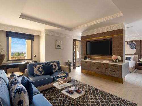 Two - Bedroom Suite with One King Bed, Two Single Beds, Panoramic View and Terrace del hotel Fairmont Tazi Palace Tangier. Foto 5