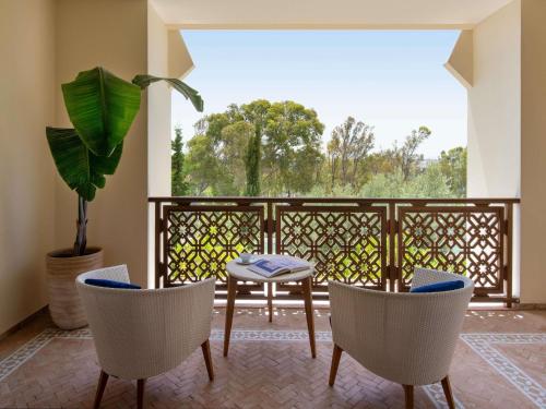 Two - Bedroom Apartment with One King Bed, Two Single Beds, Forest View and Terrace del hotel Fairmont Tazi Palace Tangier. Foto 4