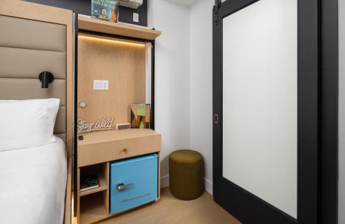 Estudio con cama grande adaptado para personas con movilidad reducida del hotel Little Charlie. Foto 8