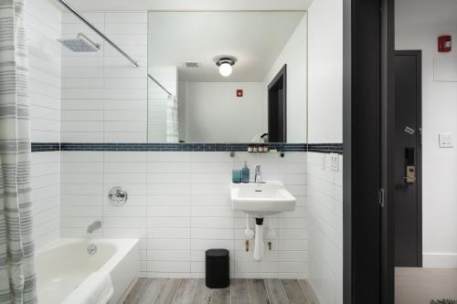 Estudio con cama grande adaptado para personas con movilidad reducida del hotel Little Charlie. Foto 11