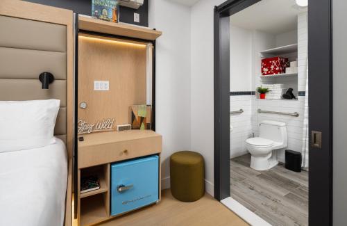 Estudio con cama grande adaptado para personas con movilidad reducida del hotel Little Charlie. Foto 14