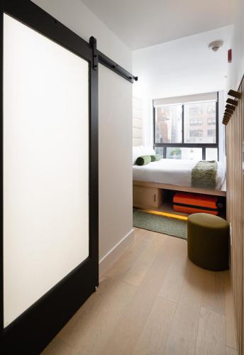 Habitación con cama extragrande. del hotel Little Charlie. Foto 2