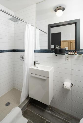 Habitación con cama extragrande. del hotel Little Charlie. Foto 7