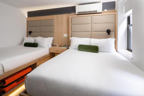 Habitación Doble Estándar con 2 camas grandes del hotel Little Charlie