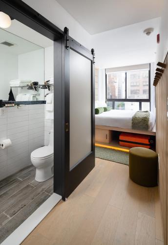 Estudio con cama extragrande del hotel Little Charlie. Foto 4