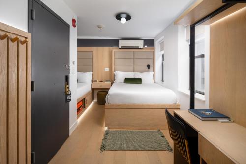 Habitación Doble Estándar con 2 camas grandes del hotel Little Charlie. Foto 13