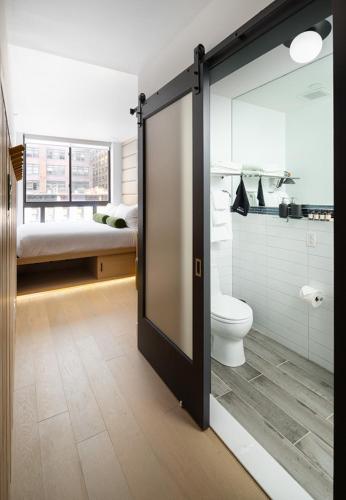 Habitación Superior con cama extragrande del hotel Little Charlie. Foto 2