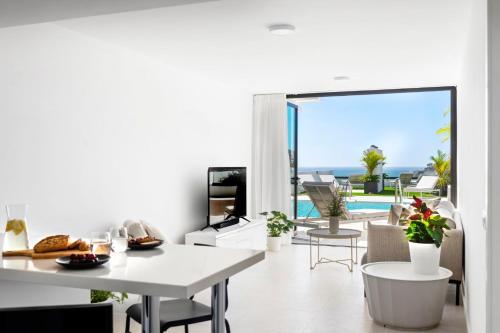 Apartamento con vistas a la piscina del hotel Palmera Sea View. Foto 4