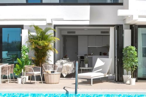 Apartamento con vistas a la piscina del hotel Palmera Sea View. Foto 6