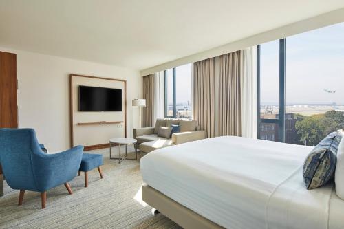 Habitación Premier más amplia del hotel Courtyard by Marriott London Heathrow Airport. Foto 3