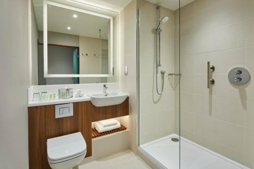 Habitación Doble Superior - 2 camas del hotel Courtyard by Marriott London Heathrow Airport. Foto 6