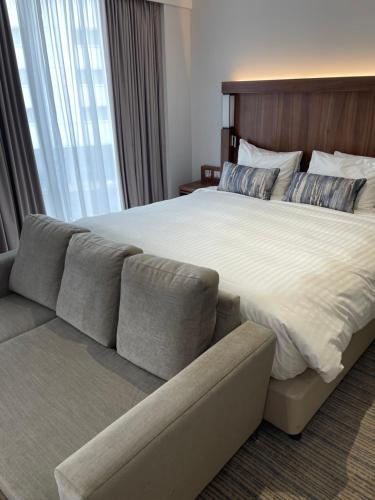 Habitación Superior con vistas al aeropuerto del hotel Courtyard by Marriott London Heathrow Airport. Foto 1