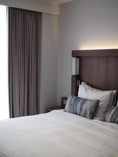 Habitación Superior con vistas al aeropuerto del hotel Courtyard by Marriott London Heathrow Airport. Foto 2