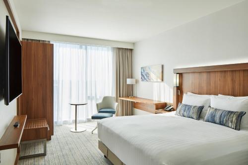 Habitación Superior con vistas al aeropuerto del hotel Courtyard by Marriott London Heathrow Airport. Foto 5