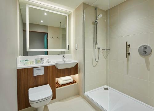 Suite Junior con cama extragrande del hotel Courtyard by Marriott London Heathrow Airport