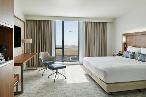Suite Junior con cama extragrande del hotel Courtyard by Marriott London Heathrow Airport. Foto 1