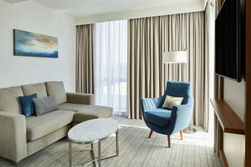 Suite Junior con cama extragrande del hotel Courtyard by Marriott London Heathrow Airport. Foto 2