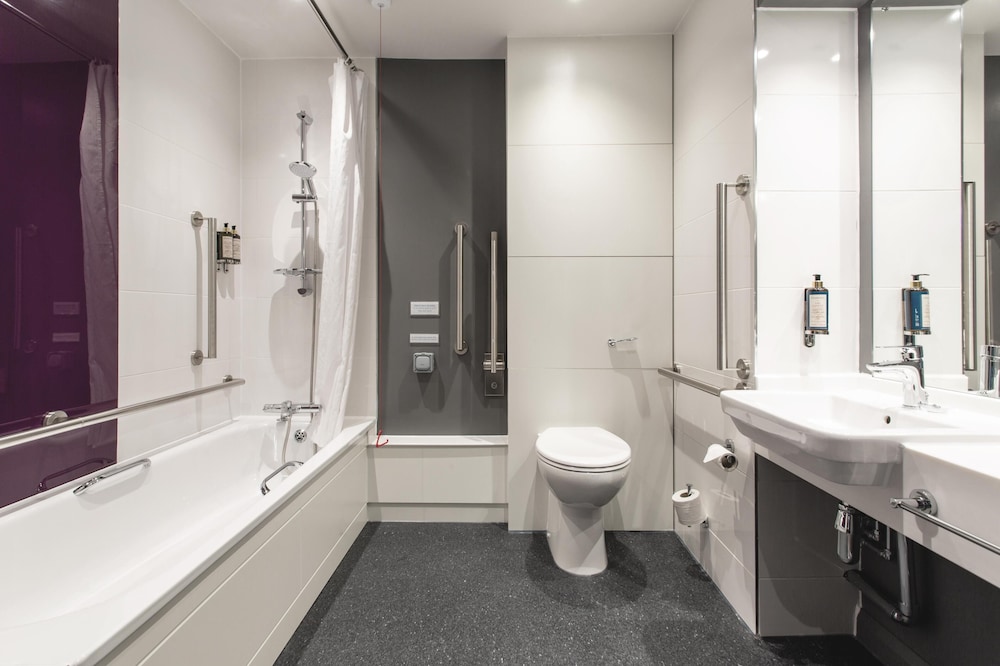 Habitación doble superior, bañera accesible del hotel Premier Inn London Southwark (Tate Modern). Foto 9